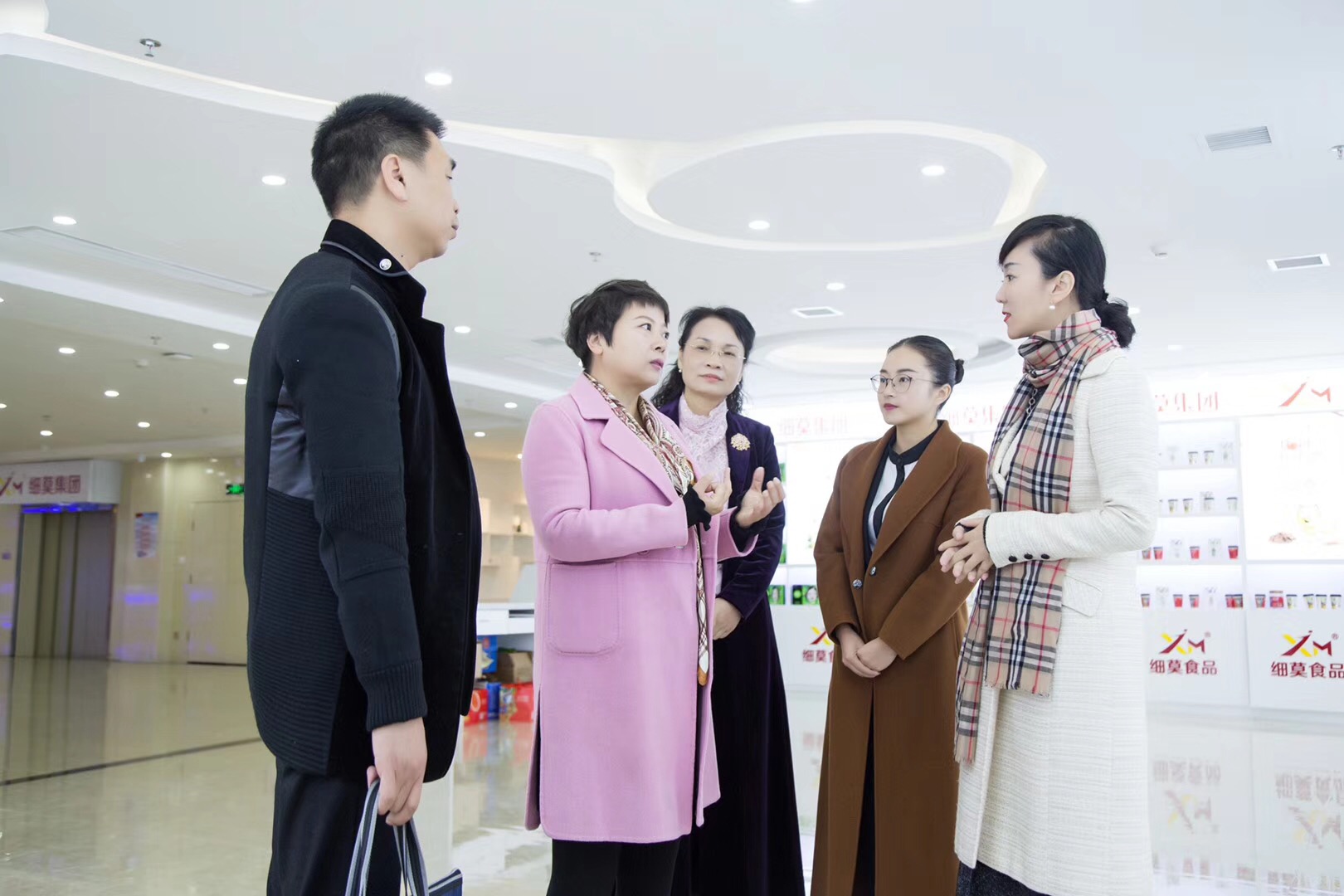 細(xì)莫受到高度贊揚(yáng)--開福區(qū)委常委、統(tǒng)戰(zhàn)部長(zhǎng)何惠風(fēng)領(lǐng)導(dǎo)及工商聯(lián)領(lǐng)導(dǎo)一行到訪細(xì)莫食品