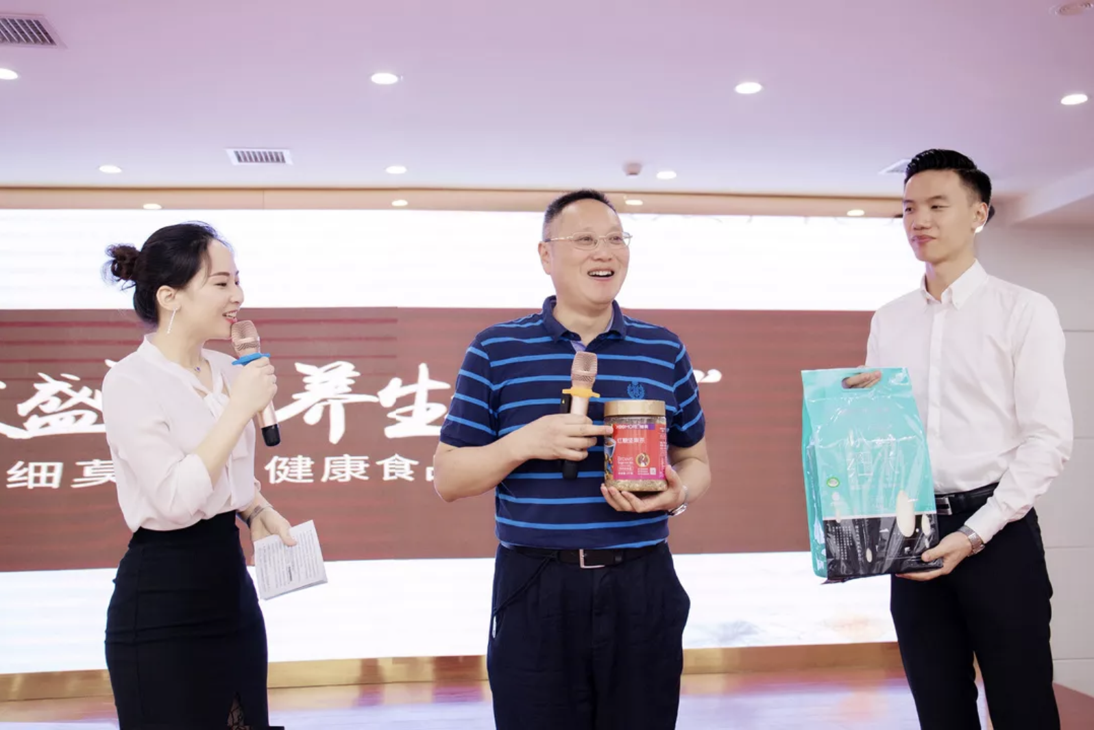 中醫(yī)養(yǎng)生專家李定文教授為細(xì)莫紅糖堅(jiān)果茶打CALL！